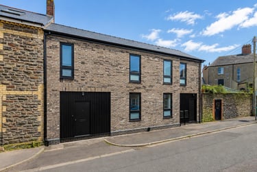5 bed house, Flora Street, Cathays, Cardiff, CF244EQ - Image 1